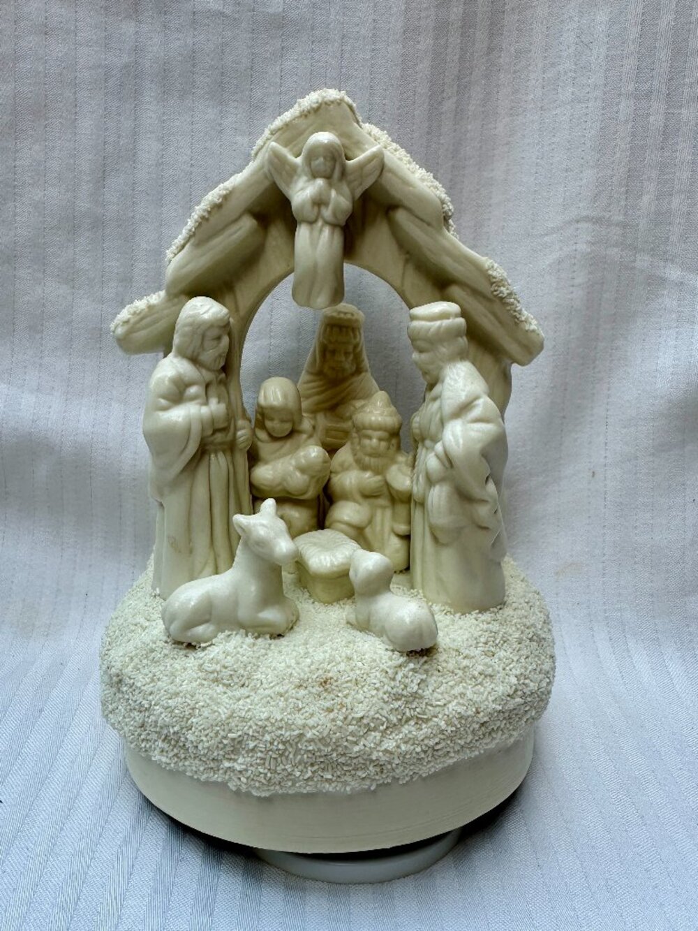 NEW IN BOX! LOVELY PORCELAIN MUSICAL ROTATING NATIVITY SCENE